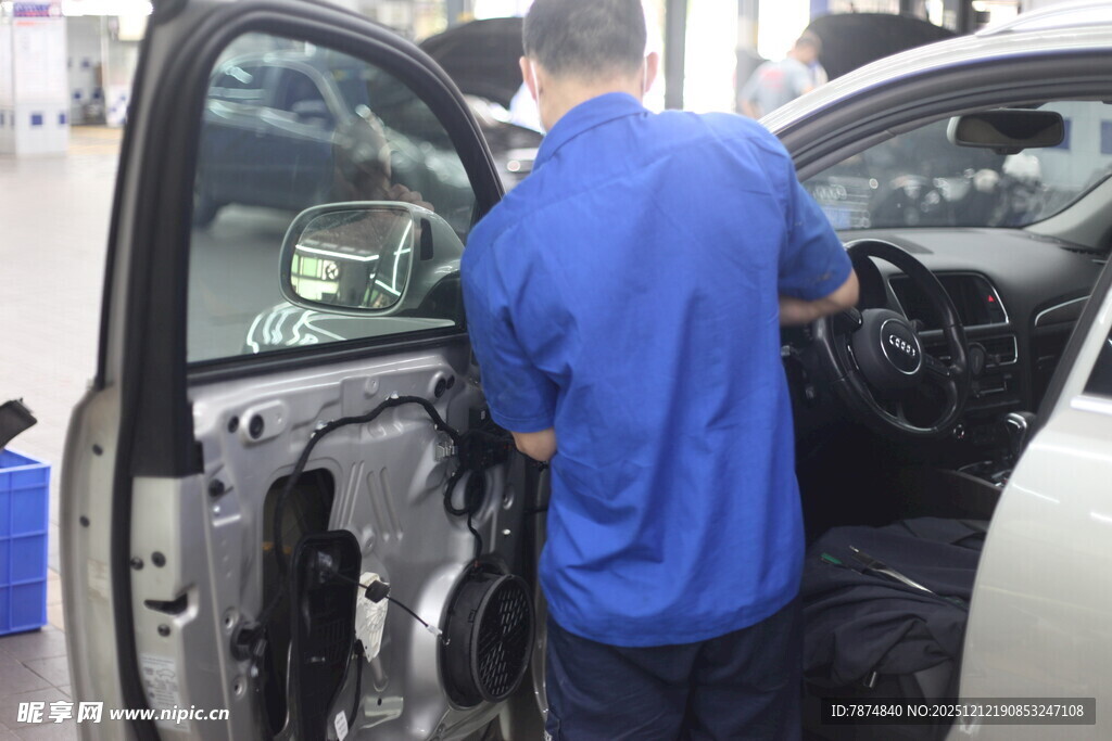 工人专注维修汽车内部