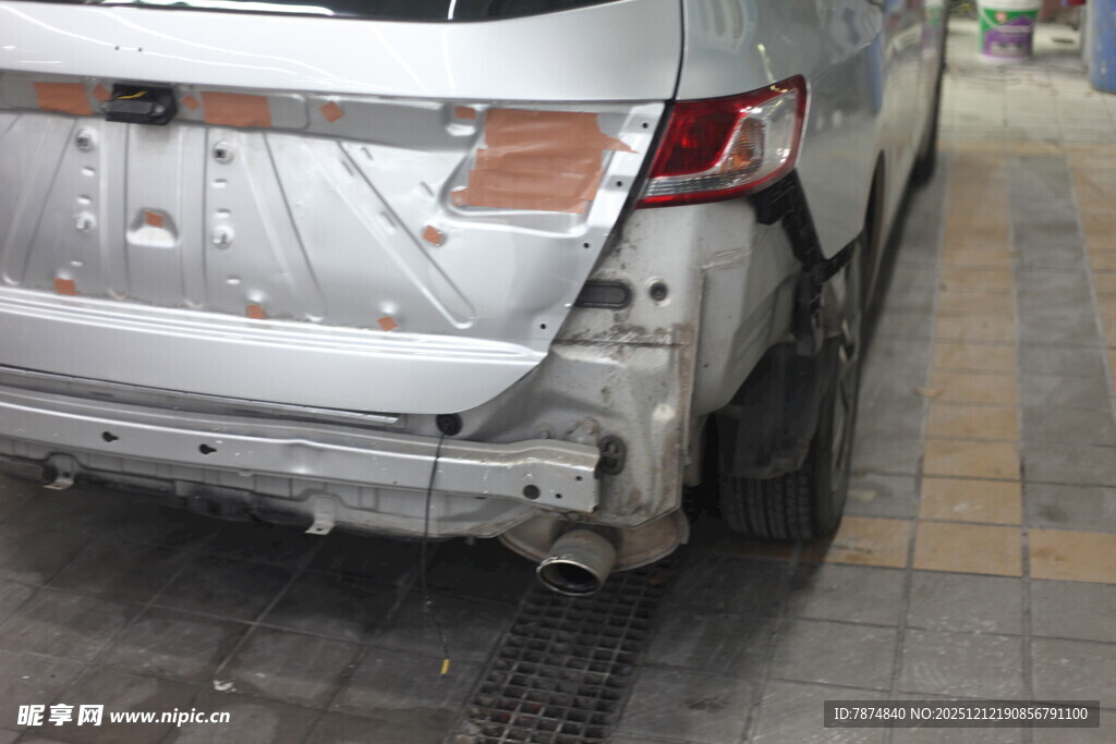 银色轿车后部严重受损