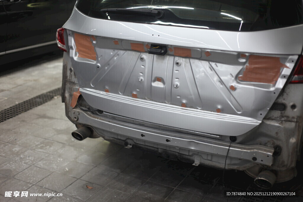 银色汽车后部维修场景