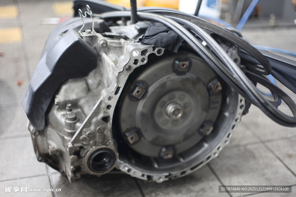 汽车变速箱拆解部件特写