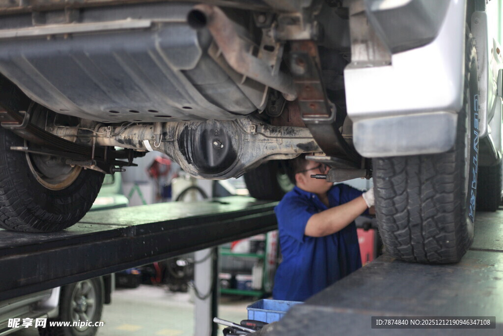 技工检修汽车底盘