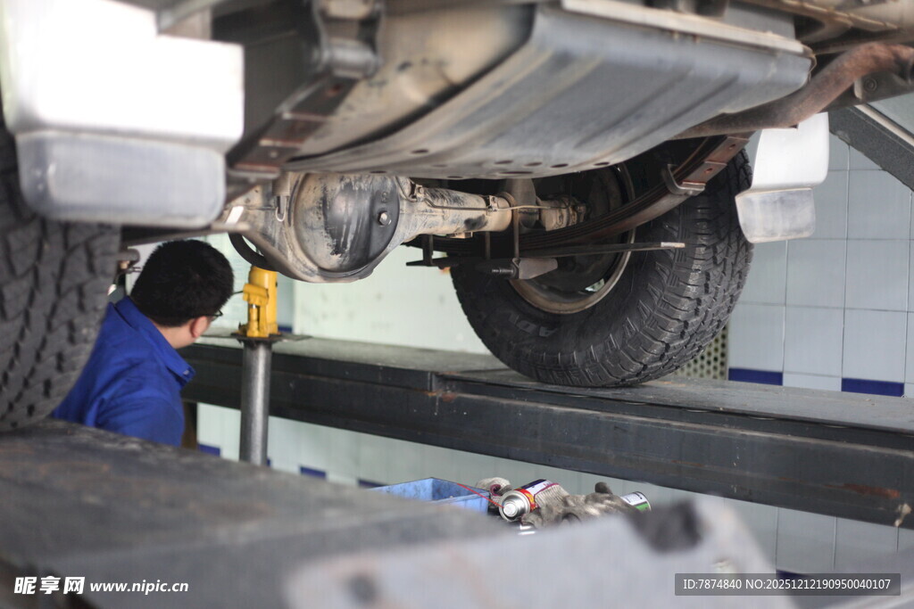 工人检修汽车底盘