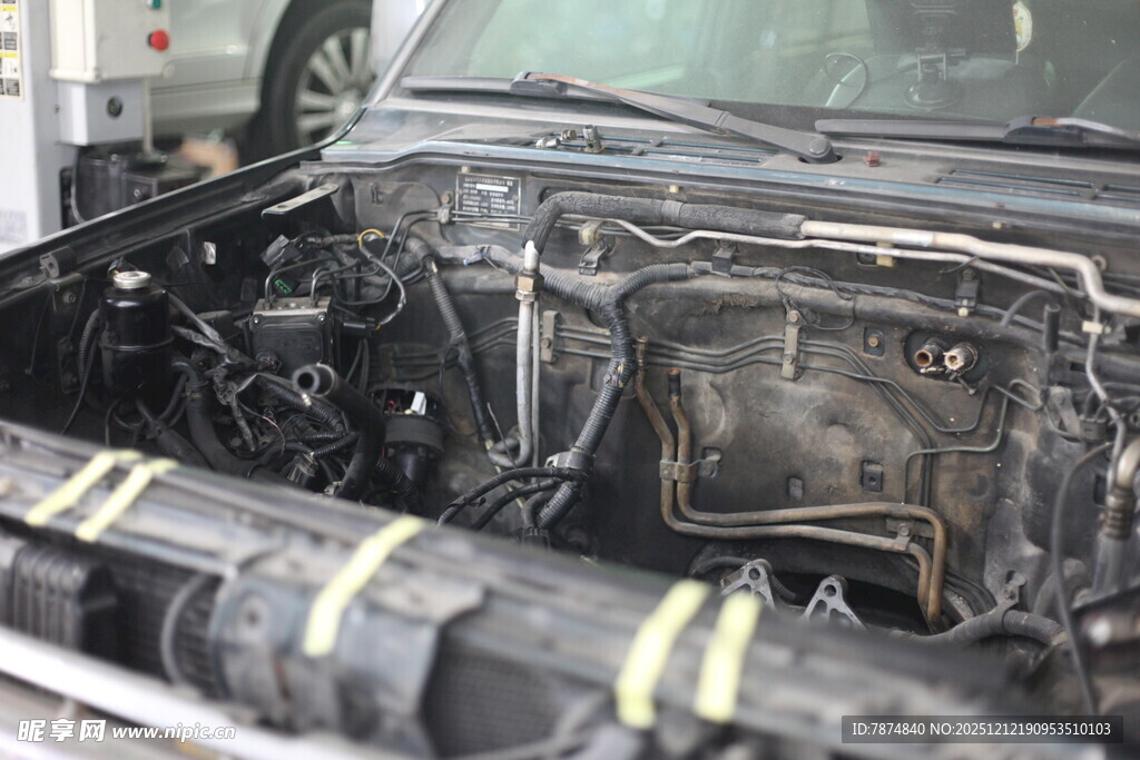 汽车发动机舱内部细节