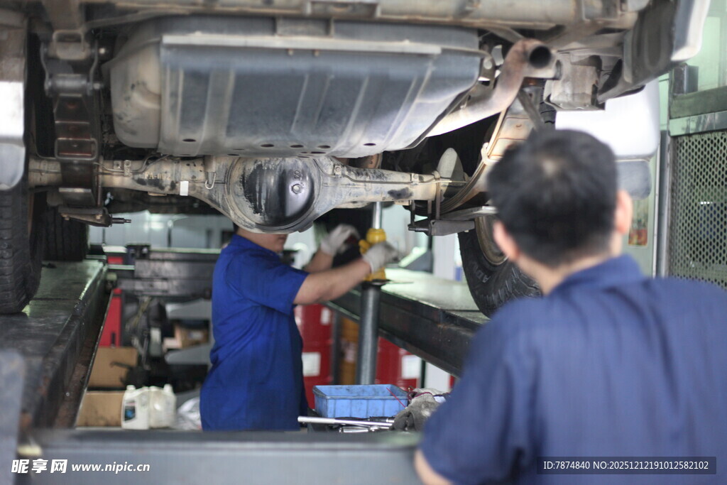 工人维修汽车底盘