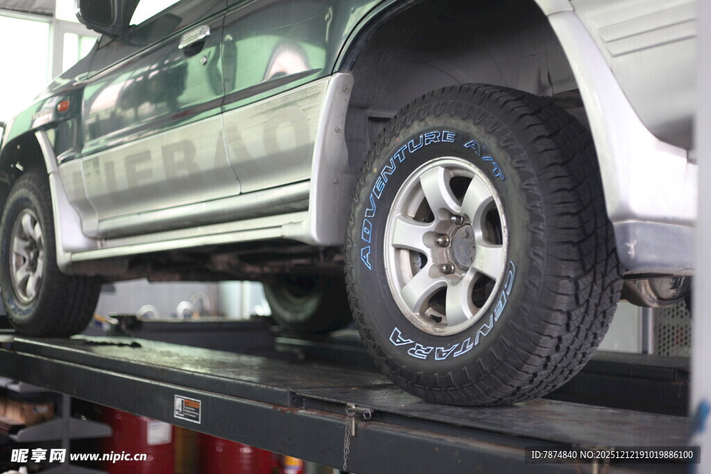 汽车维修中的越野车辆