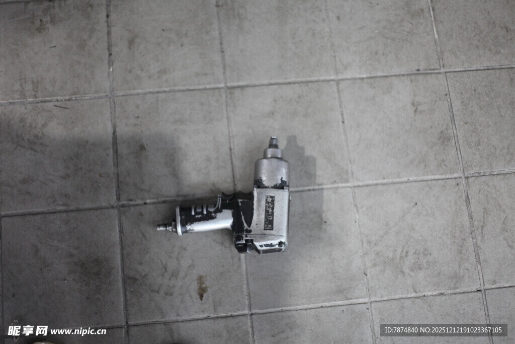 地面上的银色机械零件