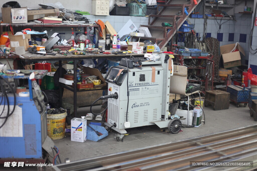 杂乱的车间设备摆放场景