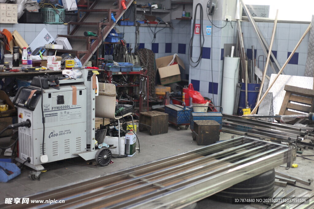 工厂车间内的设备与材料