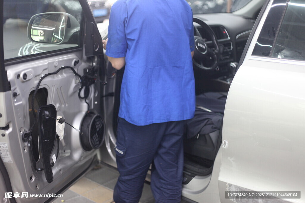 工人维修汽车车门