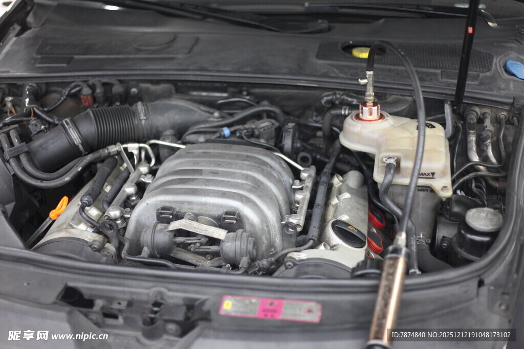 汽车发动机舱内部展示