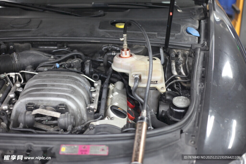 汽车发动机检修场景