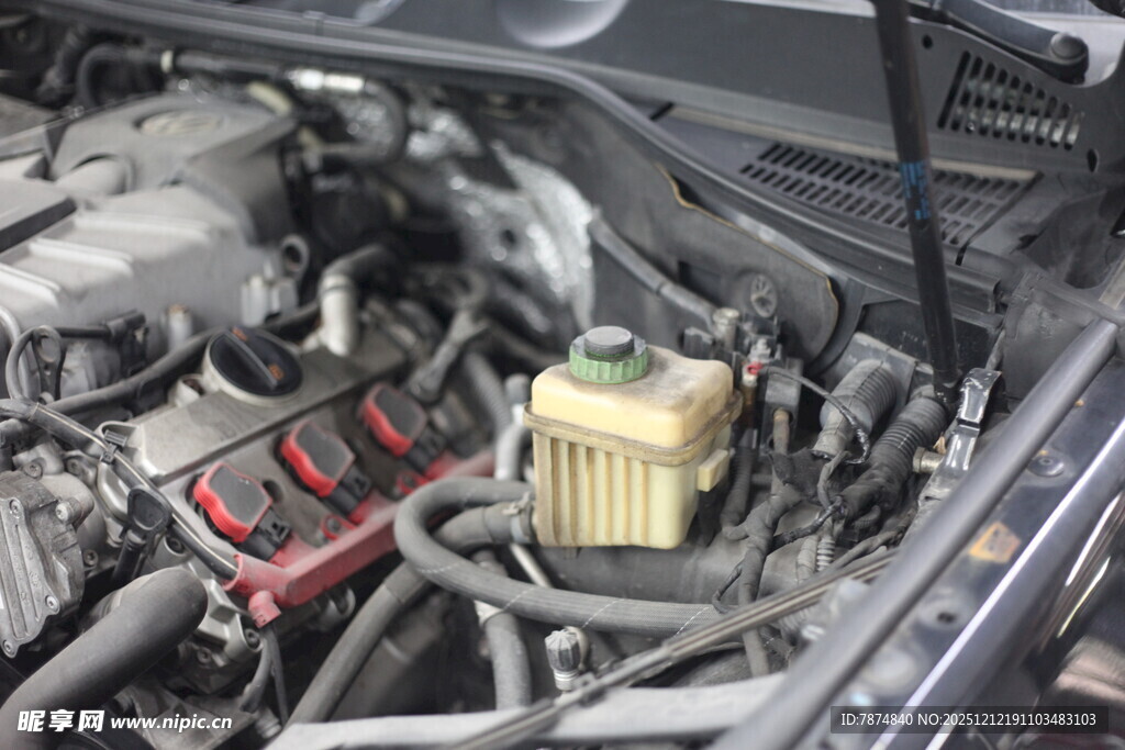 汽车发动机内部细节展示