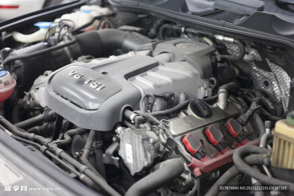 汽车发动机内部细节展示