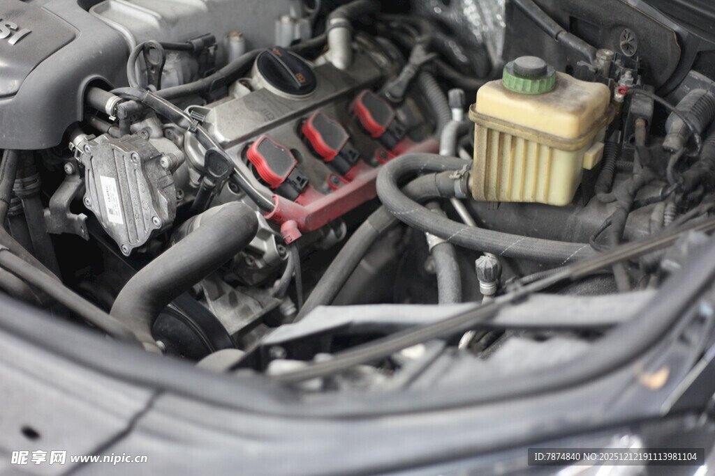 汽车发动机内部细节展示