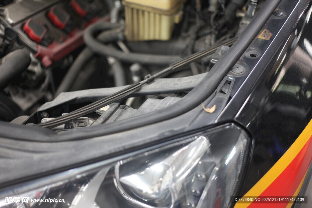 汽车发动机舱细节特写