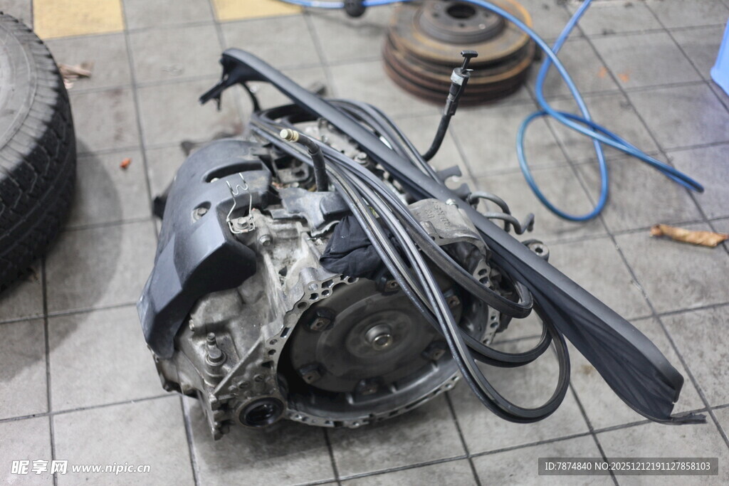 汽车发动机拆解部件展示