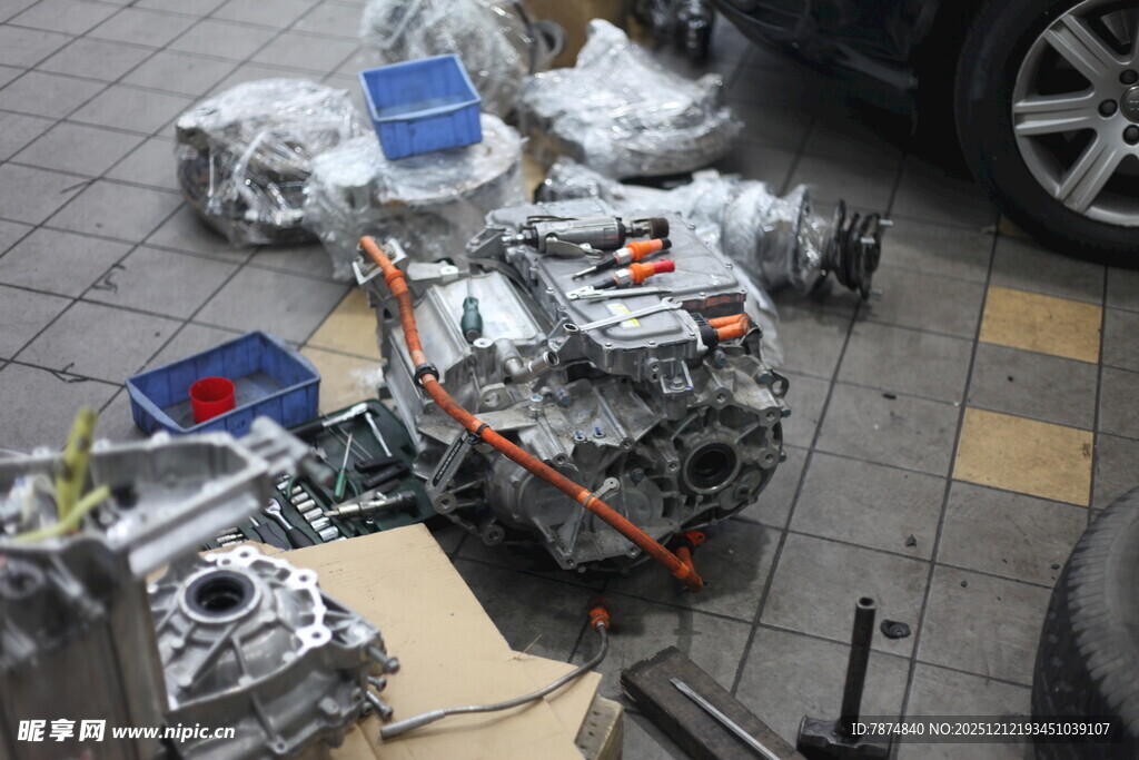 汽车发动机零件散落场景