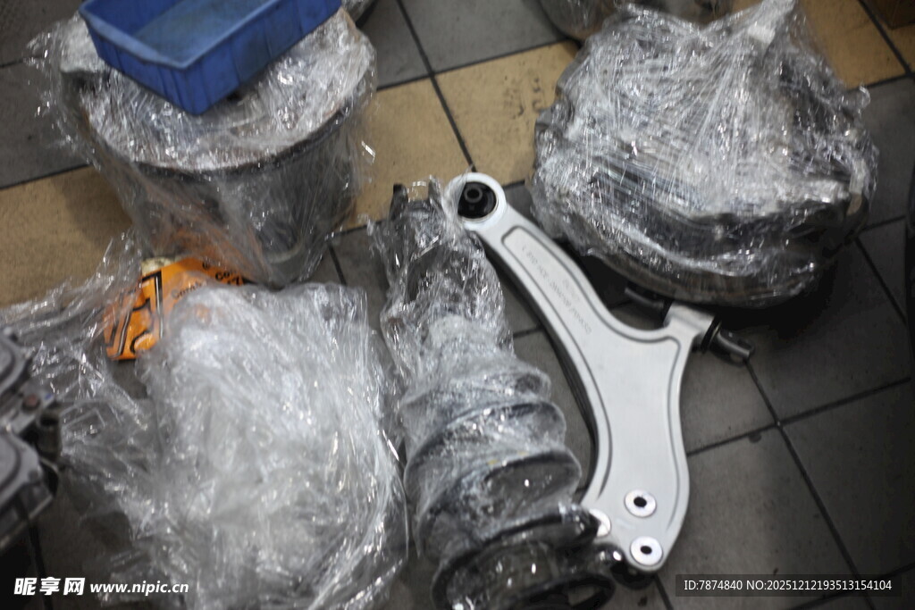 汽车零部件崭新待安装