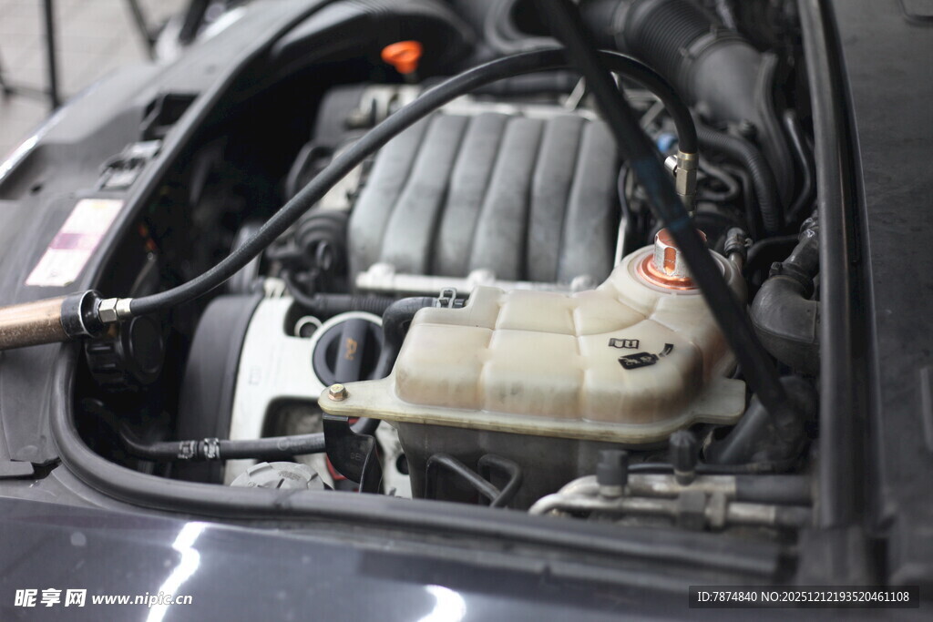 汽车发动机内部细节展示