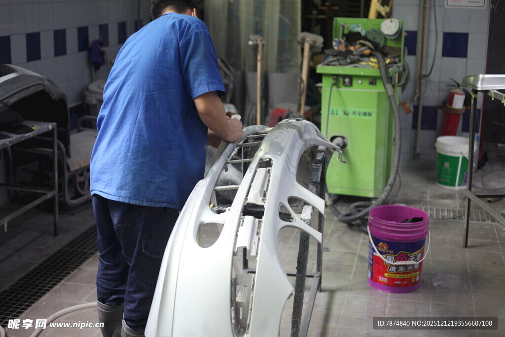 工人操作机器进行生产