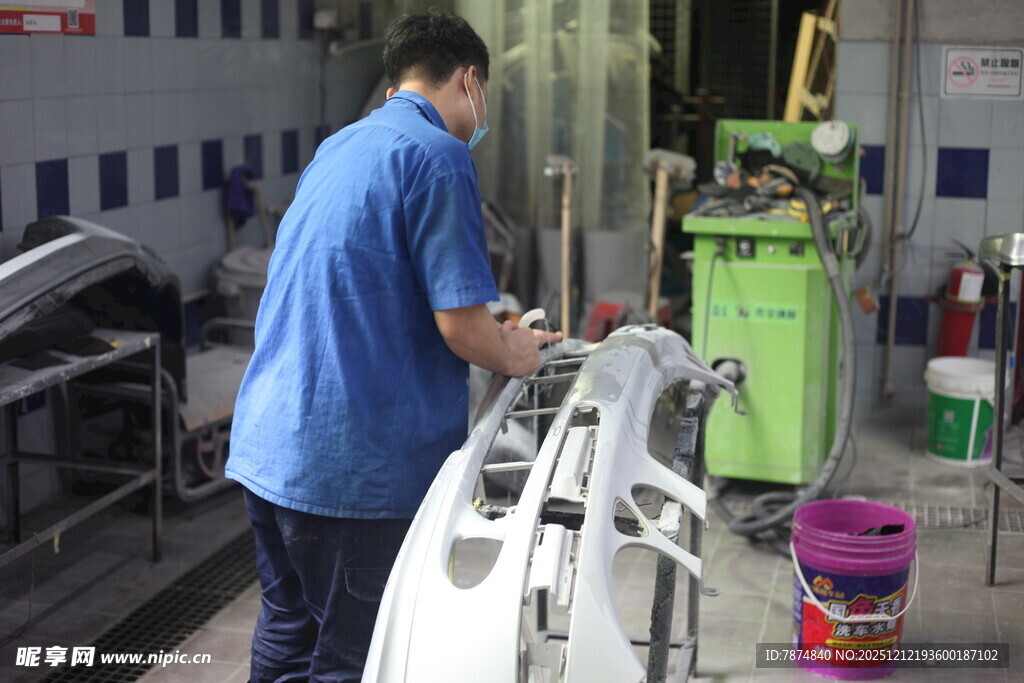 工人在车间专注维修设备