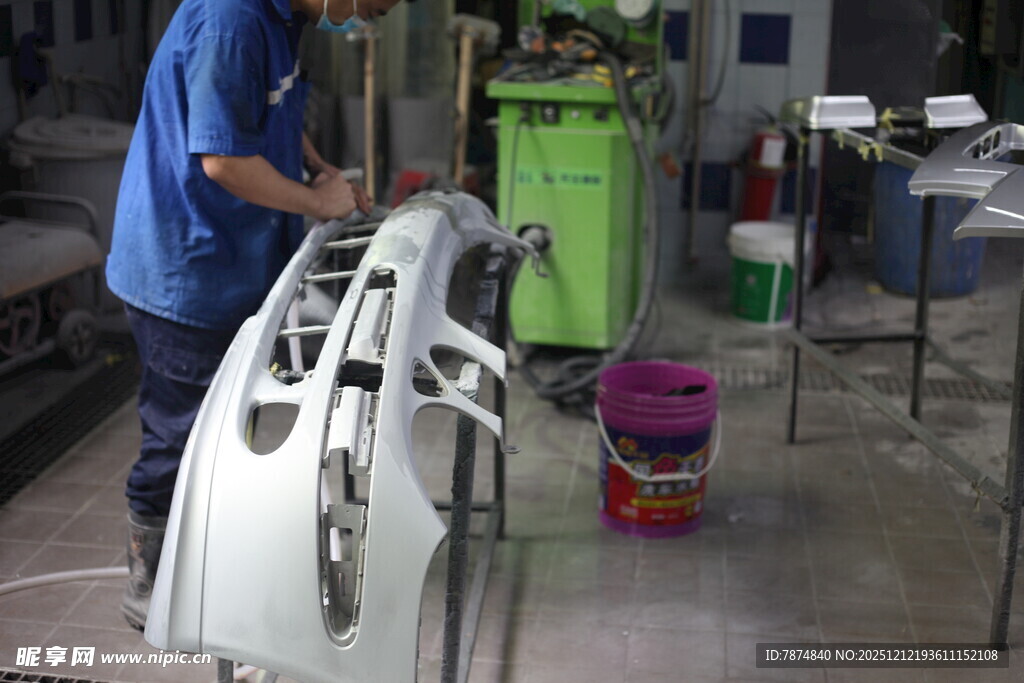 工人操作汽车部件加工