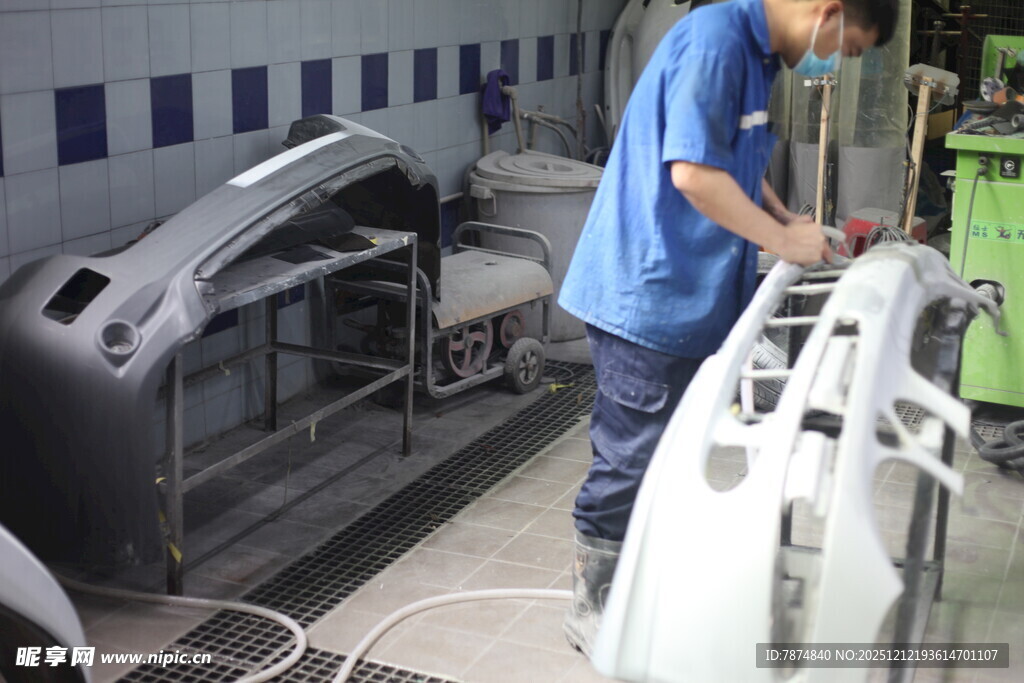 工人专注维修机械设备