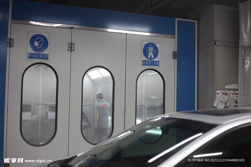 汽车喷漆房内的车辆