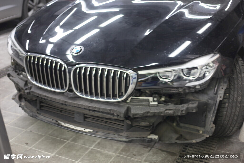 受损宝马汽车前脸特写