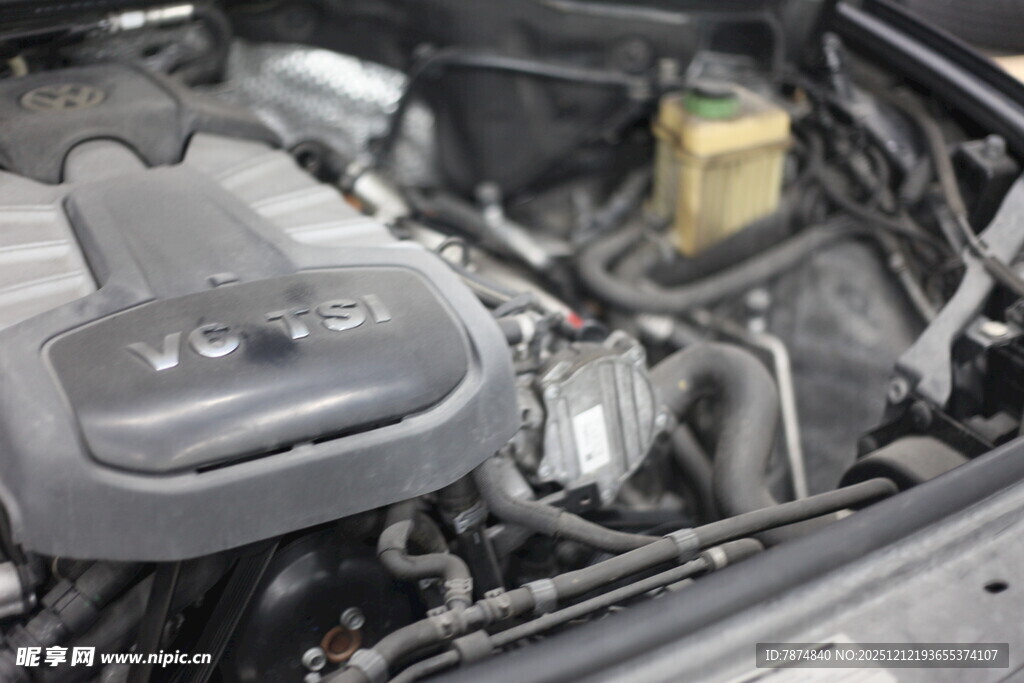 汽车发动机内部细节展示