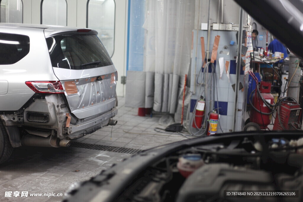 汽车维修车间内景