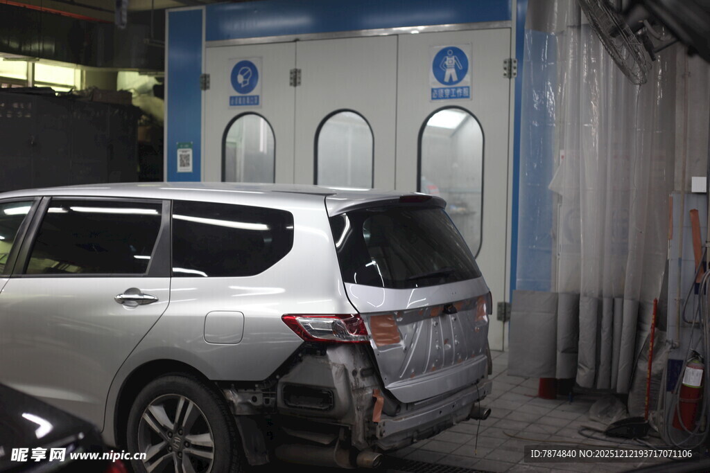 汽车在车间进行维修保养