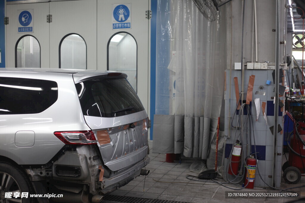 汽车维修车间内的白色车辆