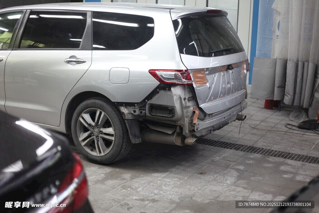 银色汽车后部受损维修
