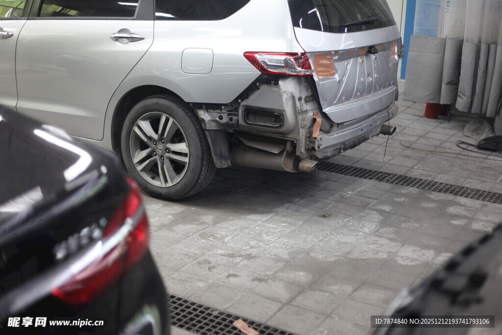 白色轿车车尾碰撞受损