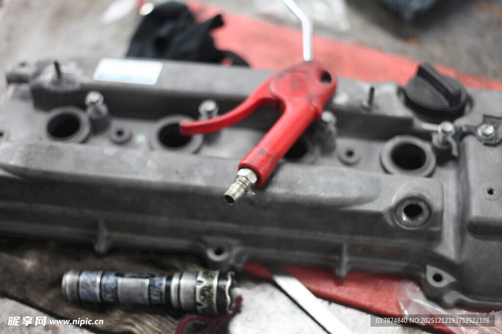 汽车发动机部件维修场景