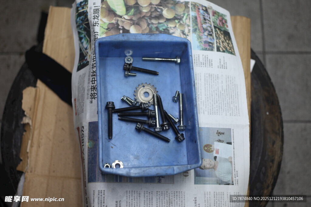 蓝色盒中机械零件