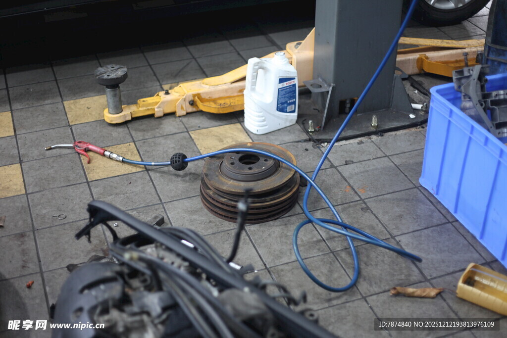 汽车维修场景中的工具与部件