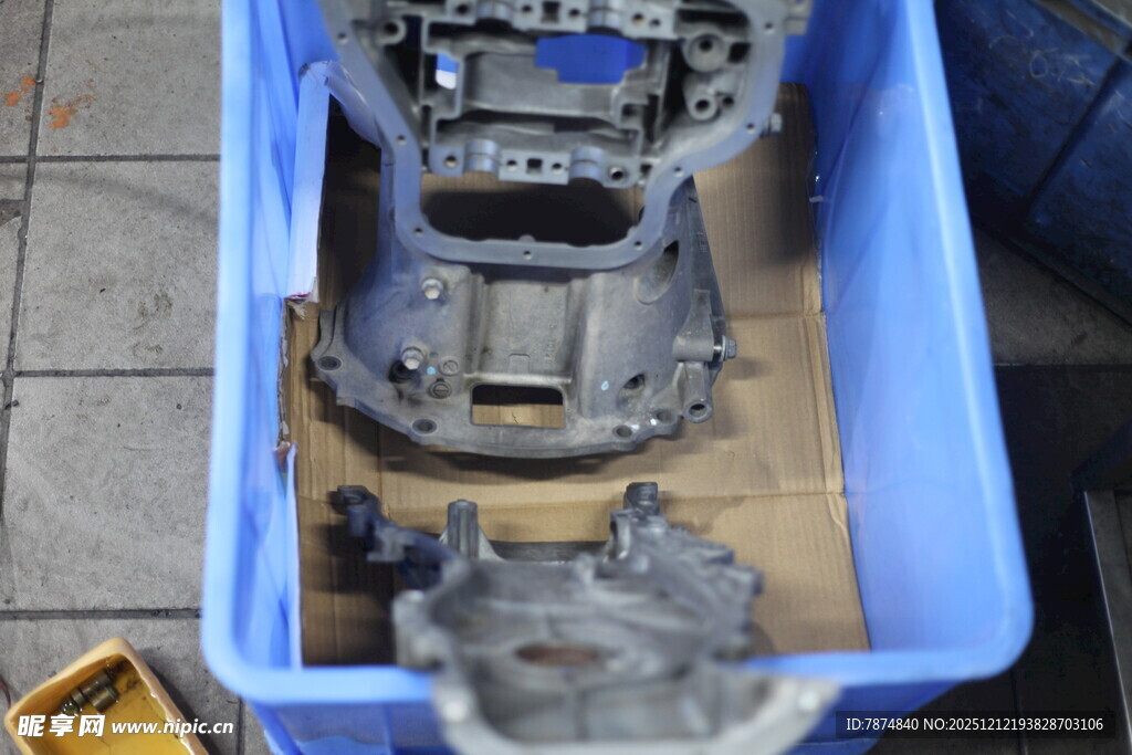 蓝色箱内的机械零件