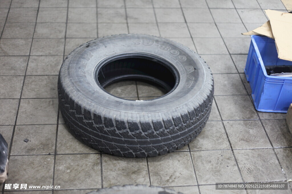 地面上的单个汽车轮胎