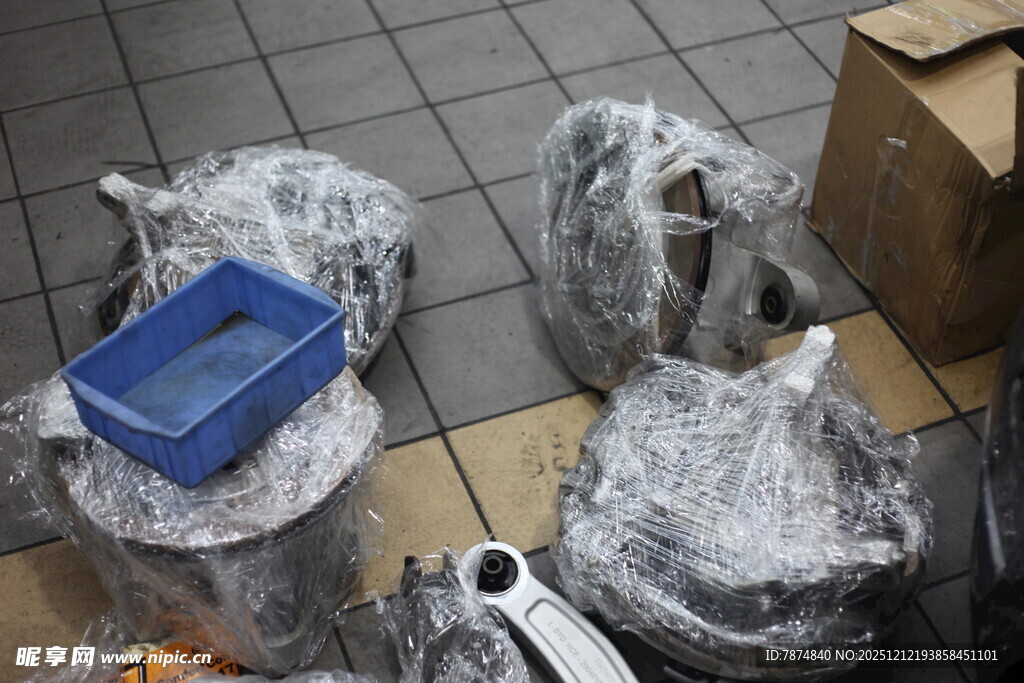 包裹堆放在地面等待处理