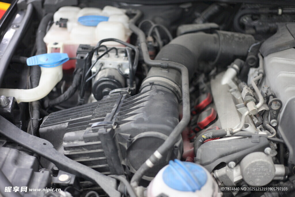 汽车发动机内部细节展示