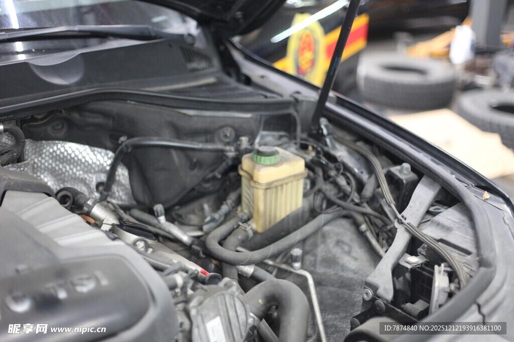 汽车发动机舱细节特写