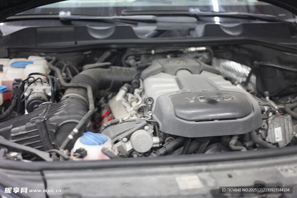 汽车发动机内部细节展示