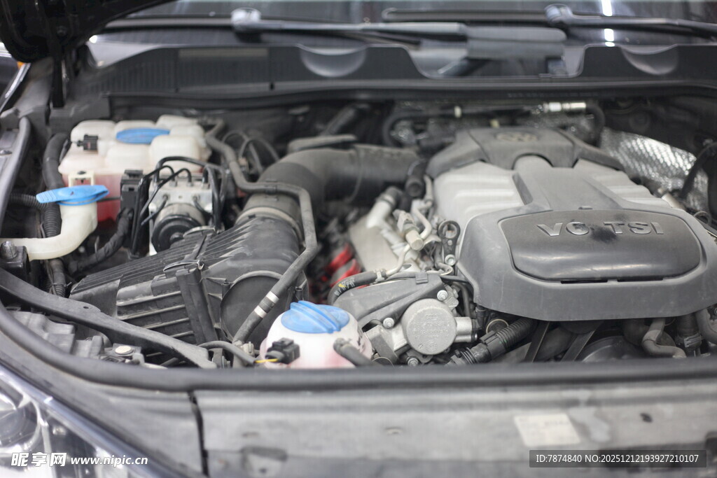 汽车发动机舱细节展示