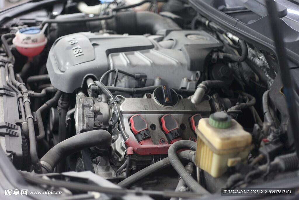 汽车发动机内部细节展示