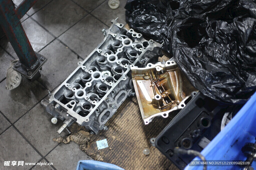 汽车发动机零件拆解现场