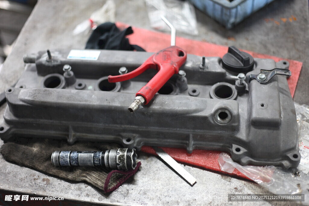 汽车发动机缸盖维修部件