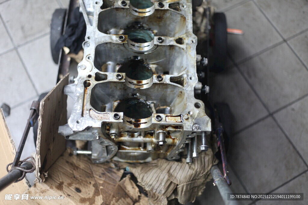 拆解的汽车发动机部件