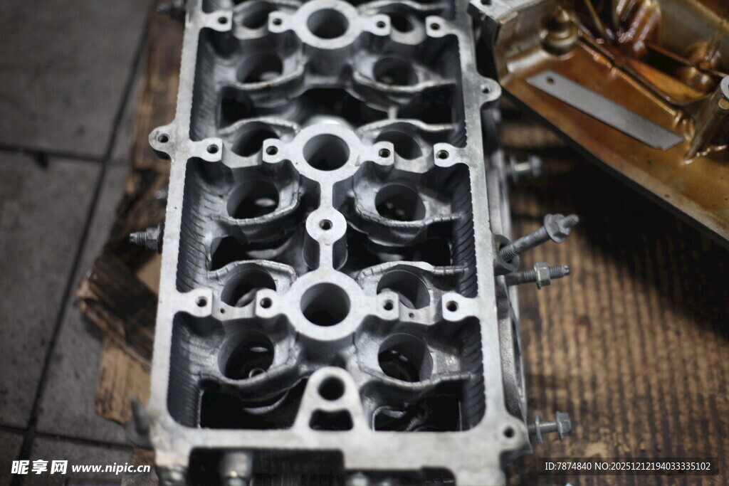 汽车发动机缸盖特写